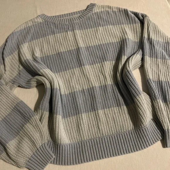 White and blue striped Hollister sweater - Picture 4 of 8